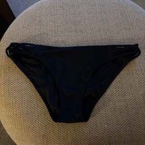 Shade & Shore Black Strappy Lattice Side Bikini Bottoms Size M